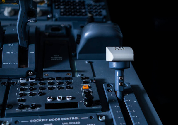 Closeup υψηλής αναλυτικής προβολής ελέγχου ισχύος και άλλων μονάδων ελέγχου αεροσκαφών στο πιλοτήριο του σύγχρονου πολιτικού επιβατικού αεροπλάνου - Φωτογραφία, εικόνα