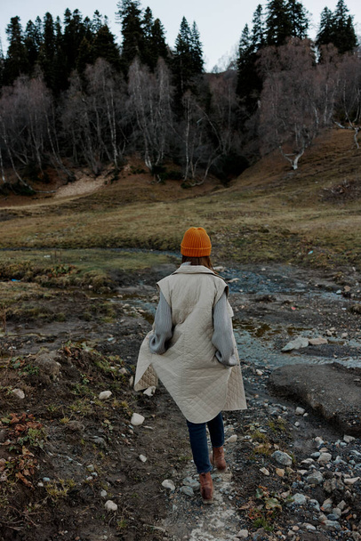 junge Frau mit orangefarbenem Hut Natur Herbst Flusslandschaft. Hochwertiges Foto - Foto, Bild