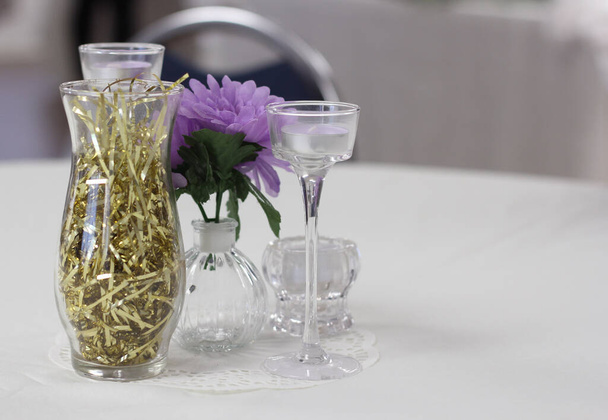 Decoraciones florales de mesa en un pequeño evento de bodas rurales - Foto, imagen