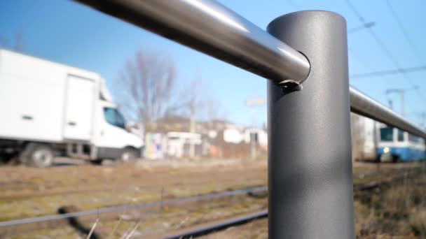Focus pull dalla recinzione in metallo grigio al tram blu di passaggio a Zurigo, Svizzera - Filmati, video