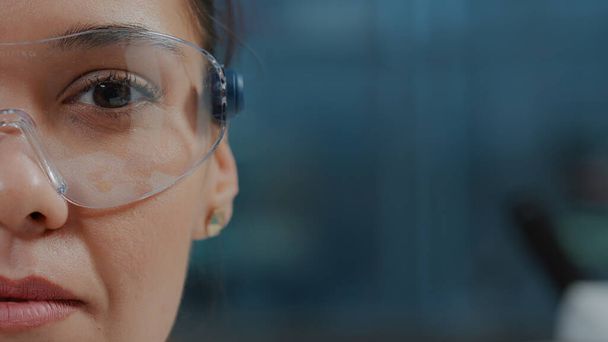 Mulher cientista usando óculos de proteção com realidade virtual - Foto, Imagem