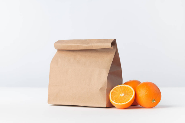 Апельсины и бумажный пакет - Фото, изображение