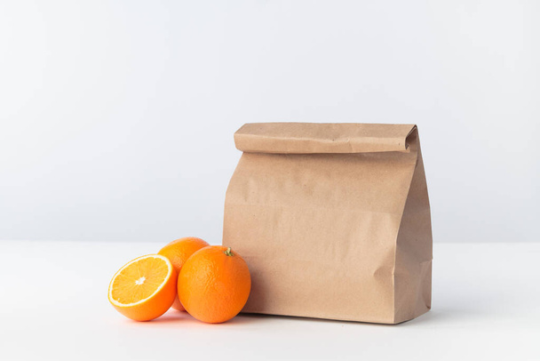 Orangen und eine Einkaufstasche aus Papier - Foto, Bild