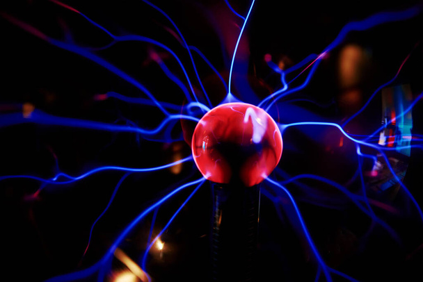 Plasmakugel mit Energiestrahlen auf dunklem Hintergrund, Physisches Modell der Plasmakugel - Foto, Bild