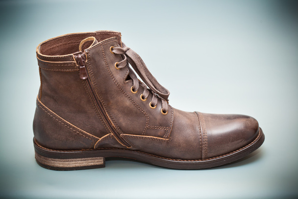 Hoge leren laars bruin. Modieuze mannen herfst schoenen. - Foto, afbeelding