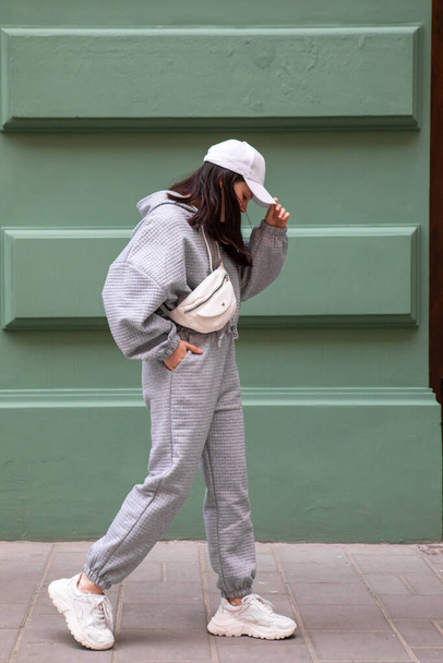 vrouw model in baggy doek outfit kopiëren ruimte - Foto, afbeelding