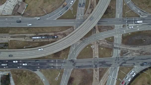 Πόλη κυκλοφορίας, εναέρια άποψη της οδικής διασταύρωση με κινούμενα αυτοκίνητα - Πλάνα, βίντεο