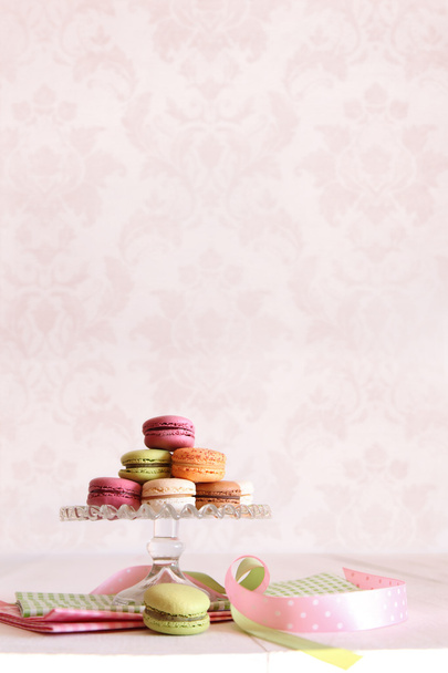 Macaroons franceses na bandeja de sobremesa
 - Foto, Imagem