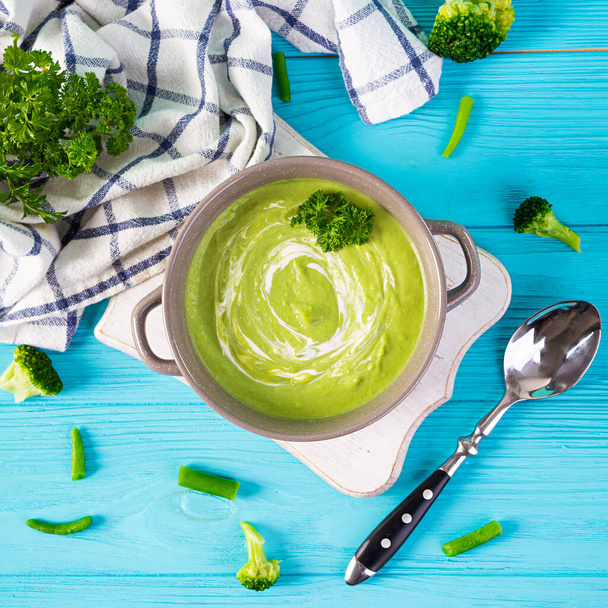 Vegetariánská krémová polévka s brokolicí a hráškem. Zdravý dietní oběd. Horní pohled - Fotografie, Obrázek
