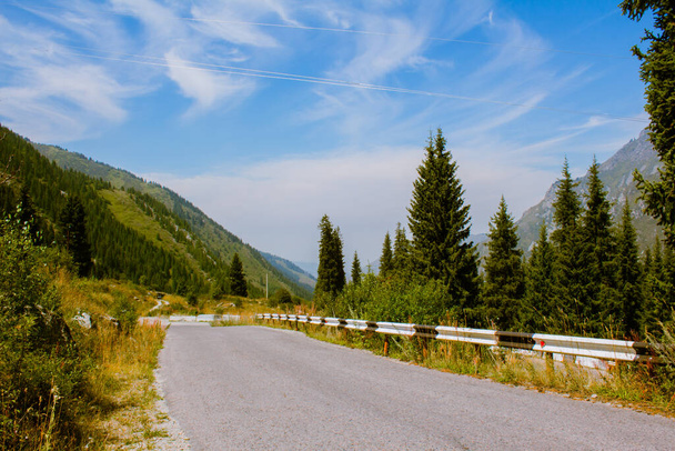 mountain landscape, road to the mountains - Fotografie, Obrázek