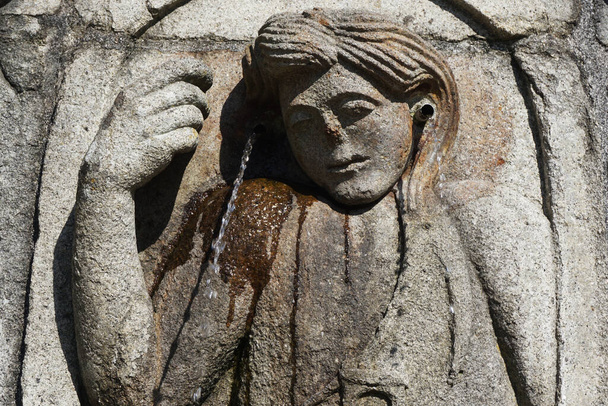 Touch Fountain - Stenen waterfontein van de vijf zintuigen die aanraking voorstellen, in Sanctuary Bom Jesus do Monte of Braga, Portugal. - Foto, afbeelding