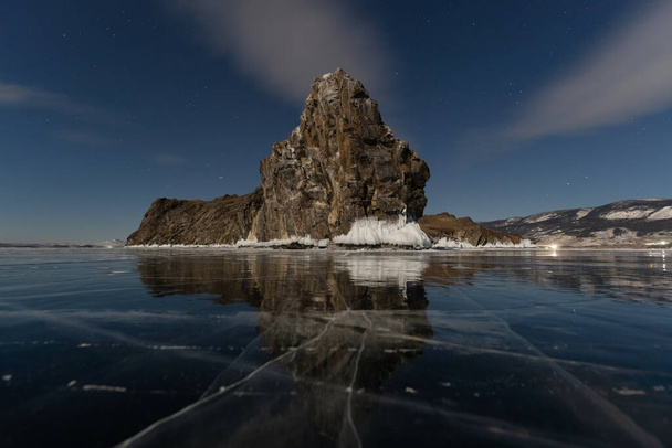 Baykal buzunun yüzeyindeki Oltrek adasının yansıması. - Fotoğraf, Görsel