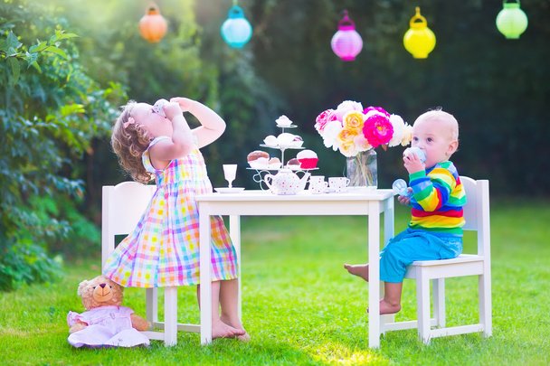 Діти на вечірці з ляльковим чаєм
 - Фото, зображення