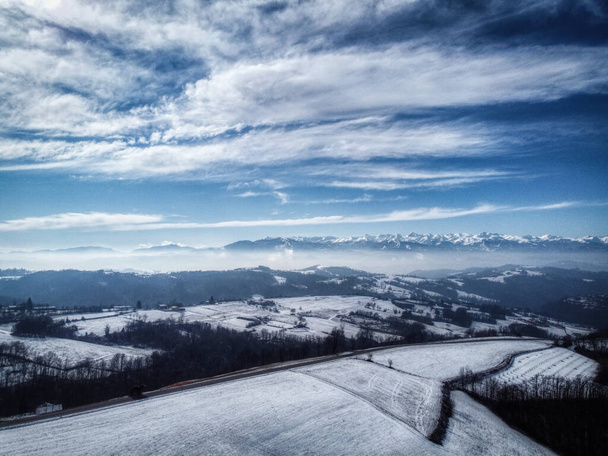 Le village de Murazzano avec sa tour et le village dans les Langhe piémontaises dans la province de Cuneo, par une journée d'hiver enneigée - Photo, image