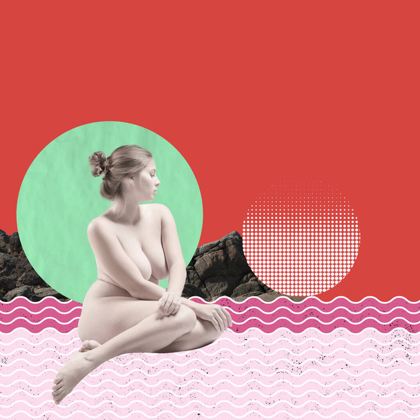 Collage d'arte contemporanea. Giovane donna tenera seduta nuda isolata su sfondo rosso. Vacanza, tempo di vacanza. Stile retrò. Concetto di arte moderna, bellezza, minimalismo. Copia spazio per l'annuncio. - Foto, immagini