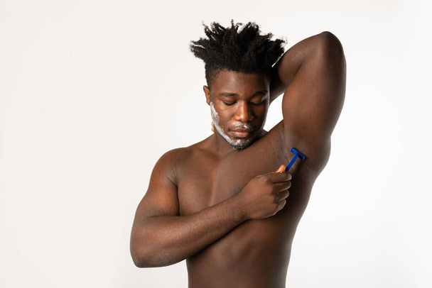 portré egy afrikai férfi borotvával a fehér háttér - Fotó, kép
