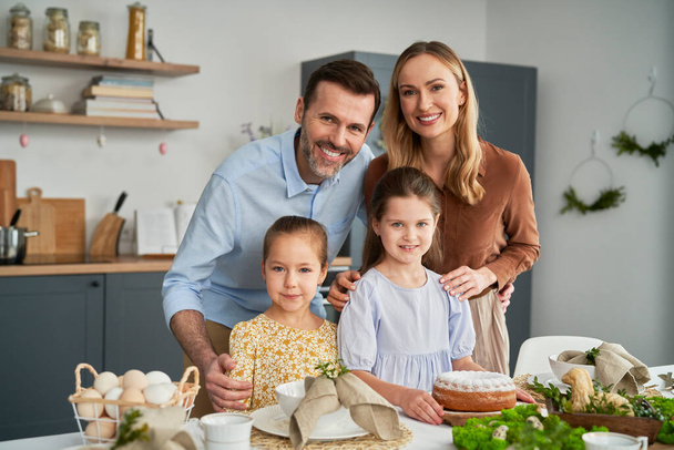 Retrato de família caucasiana sobre mesa de jantar de Páscoa - Foto, Imagem