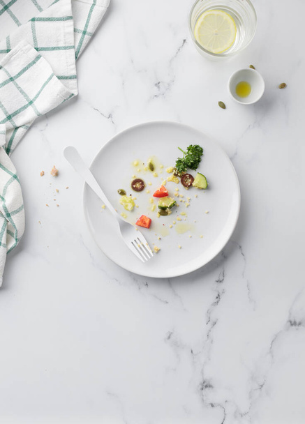 Vihannessalaatti valkoisella lautasella - Valokuva, kuva