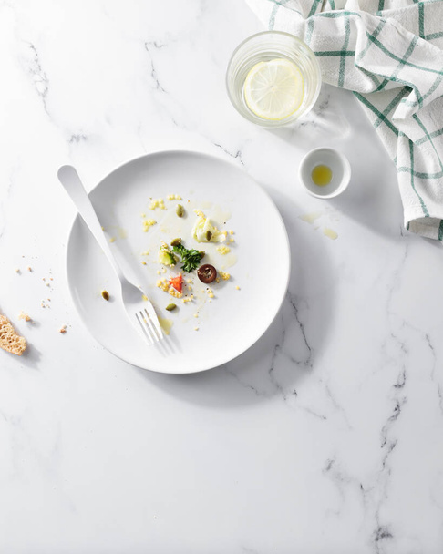Vihannessalaatti valkoisella lautasella - Valokuva, kuva