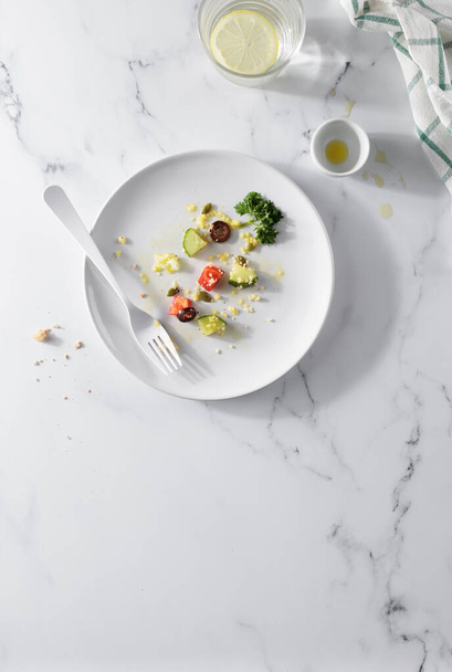 Sałatka warzywna w białym talerzu - Zdjęcie, obraz