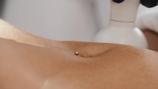 Nestekaasu hieronta naisten lävistetty vatsa - Materiaali, video