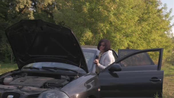 Vrouwen duwen de kapotte auto op de weg. - Video
