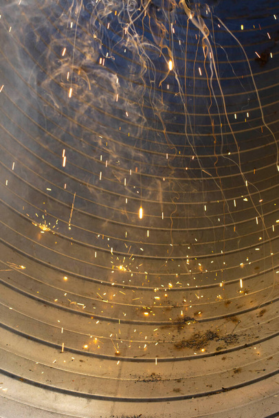 дым и огонь в вентиляционной системе, с коротким замыканием в проводке - Фото, изображение