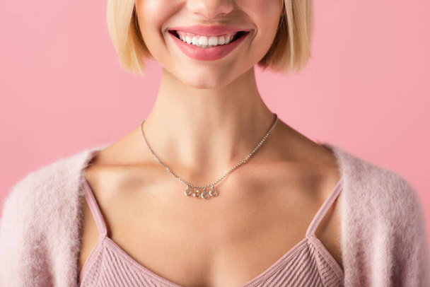 przycięty widok szczęśliwy młoda kobieta uśmiecha się odizolowany na różowy  - Zdjęcie, obraz
