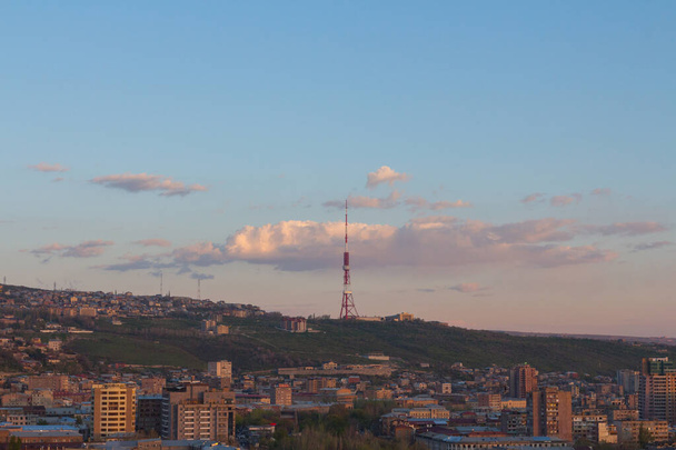 Άποψη του πύργου τηλεόρασης στο Ερεβάν το ηλιοβασίλεμα. Αρμενία - Φωτογραφία, εικόνα