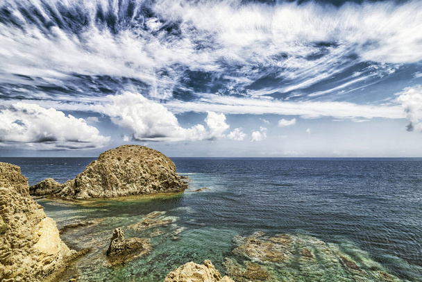 Felsige Küste und Klippen, Insel Isleta del Moro, Naturpark Cabo de Gata-Nijar, UNESCO-Biosphärenreservat, Klimaregion Heiße Wüste, Almeria, Andalusien, Spanien, Europa - Foto, Bild