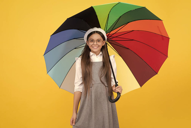 menina adolescente feliz sob guarda-chuva colorido para proteção contra chuva na temporada de outono, sob proteção. - Foto, Imagem