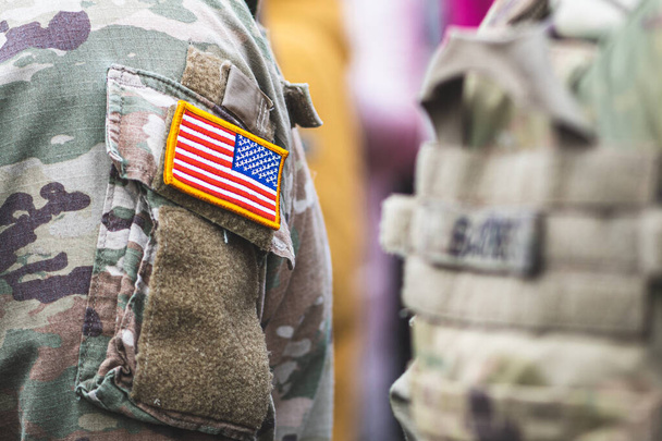 Yhdysvaltain merijalkaväen lippu, USA tai Yhdysvaltain armeija, sotilasunivormussa - Valokuva, kuva