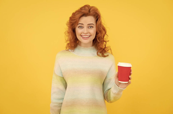 γοητευτική κοκκινομάλλα πορτραίτο πρόσωπο γυναίκα πίνουν καφέ από το φλιτζάνι χαρτί σε κίτρινο φόντο, καλημέρα - Φωτογραφία, εικόνα