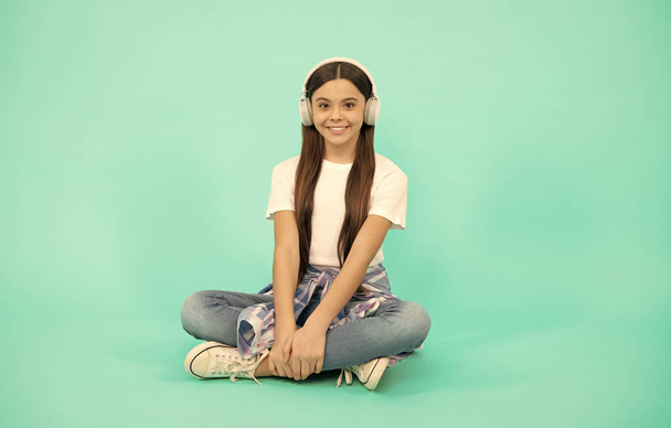 Ευτυχισμένο κορίτσι έφηβος να ακούσετε μουσική σε ασύρματα ακουστικά, νέα τεχνολογία - Φωτογραφία, εικόνα