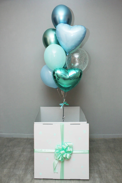 Un conjunto de globos tiffany en una caja blanca, decoración con globos de cumpleaños, una gran caja blanca para globos - Foto, imagen
