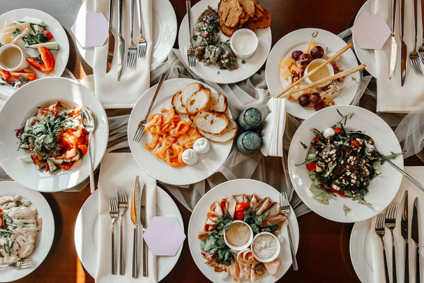 Обслуживание столика в ресторане с различными закусками крупным планом - Фото, изображение