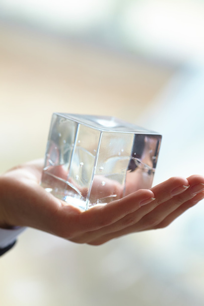 Cubo de vidrio en la mano
 - Foto, Imagen