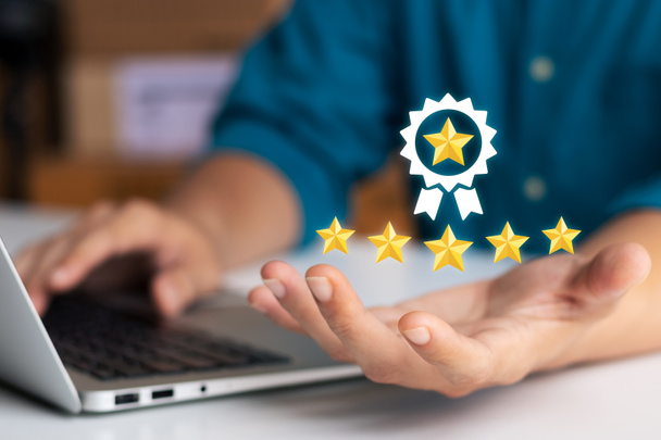 Użytkownik daje ocenę do doświadczenia serwisowego na aplikacji online, Hand of Client podając Five Star Rating, Klient może ocenić jakość usług prowadzących do rankingu reputacji firmy. - Zdjęcie, obraz