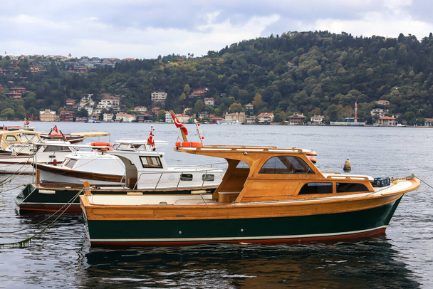 In het zomerseizoen liggen de boten aangemeerd aan de kust in de Bebek nederzetting aan de Bosporus. - Foto, afbeelding