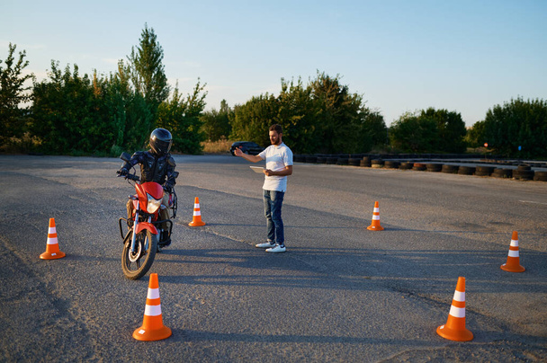 Ratsastus kartioiden välillä, oppitunti moottoripyöräkoulussa - Valokuva, kuva