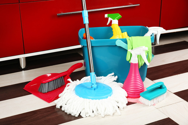verschillende hulpmiddelen voor het schoonmaken van - Foto, afbeelding