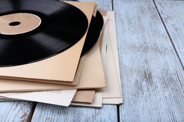 ビニール レコードと紙カバー - 写真・画像