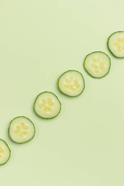 Tranches de concombre sur fond vert - Photo, image