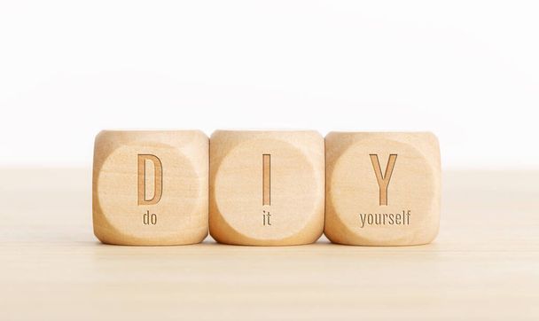 DIY λέξη σε ξύλινο κύβο. Κάν 'το μόνος σου. Αντιγραφή χώρου - Φωτογραφία, εικόνα