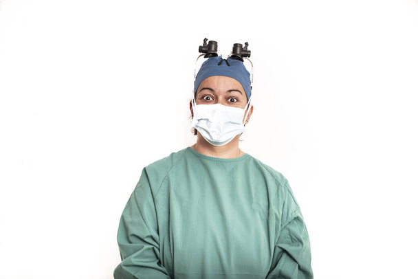 Sterilní femální zdravotní sestra nebo chirurg ve sterilním zeleném obleku nebo róbě čeká na operačním sále izolované. - Fotografie, Obrázek