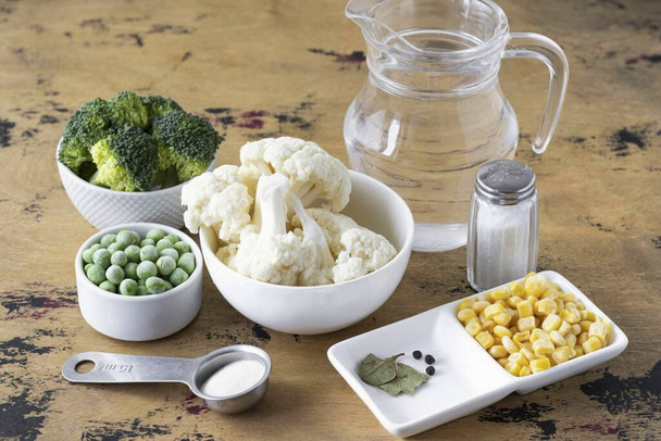 Prepare all the ingredients needed to make the Broccoli and Cauliflower Jellied Aspic. - 写真・画像
