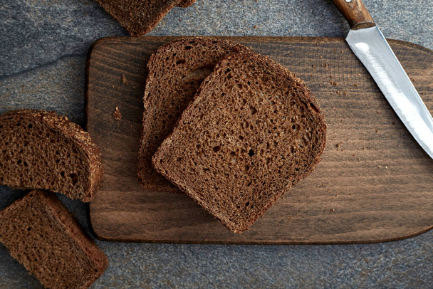 ψωμί σικάλεως κομμένο σε φέτες σε ξύλινη σανίδα - Φωτογραφία, εικόνα
