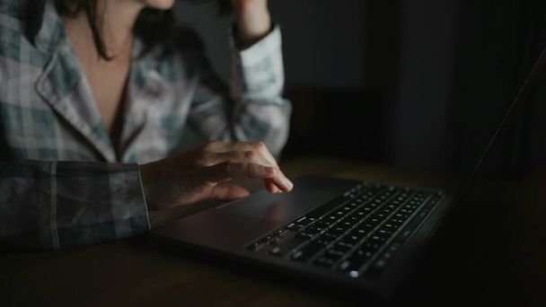 Γυναίκα περιήγηση στο διαδίκτυο μπροστά από την οθόνη του φορητού υπολογιστή τη νύχτα - Φωτογραφία, εικόνα