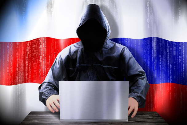 Anonyme Hacker arbeiten an einem Laptop, Flaggen von Weißrussland und Russland - Foto, Bild