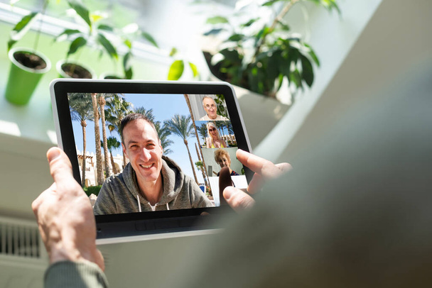 Close-up van een vrouw die via videochat op tablet praat. communiceren tablet in video chat via webcam. - Foto, afbeelding